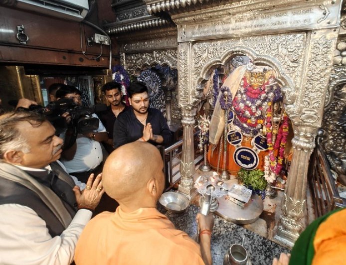 Varanasi: मुख्यमंत्री ने गुरु पूर्णिमा पर किया बाबा विश्वनाथ का दर्शन, काशी कोतवाल काल भैरव के चरणों में की पूजा-अर्चना