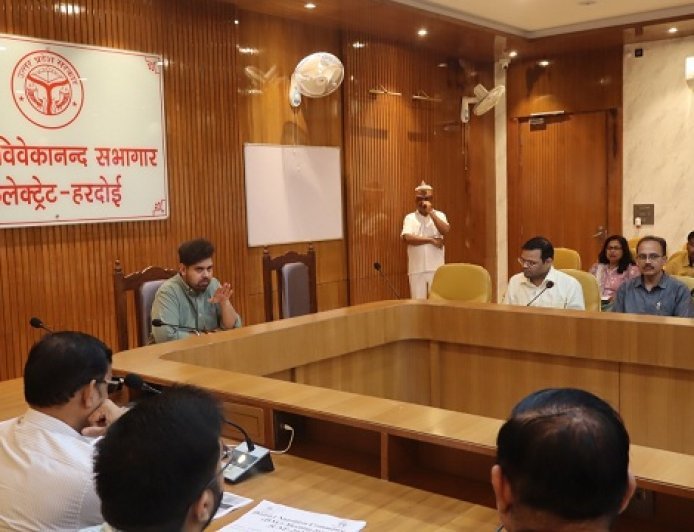 Hardoi: बेसिक शिक्षा विभाग की समीक्षा बैठक में डीएम सख्त, गुणवत्ता, नामांकन और डीबीटी पर दिया जोर