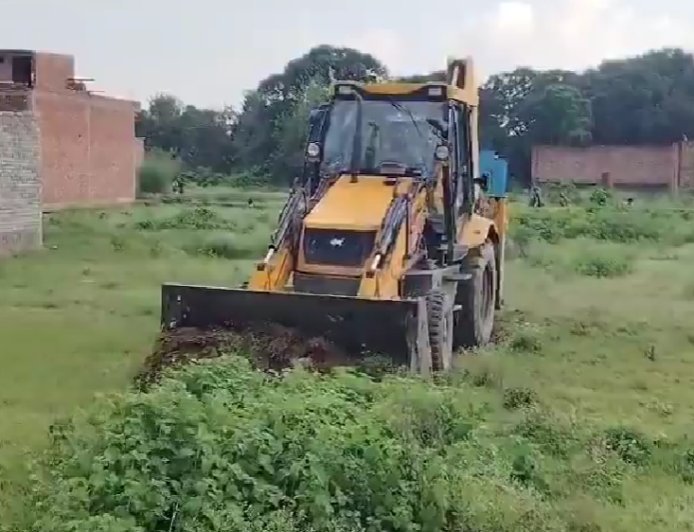 Sambhal: 35 बीघा की कथित अवैध प्लॉटिंग पर चला प्रशासन का बुलडोजर, डीएम के निर्देश पर घुंघावली में बड़ी कार्रवाई