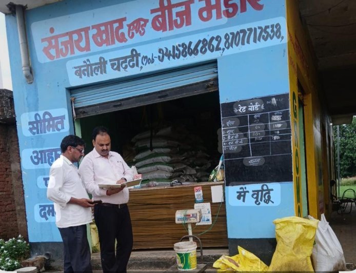 Sitapur: उर्वरक से पहले गांव-गांव फार्मर आईडी शिविर लगें : नवल किशोर मिश्रा 