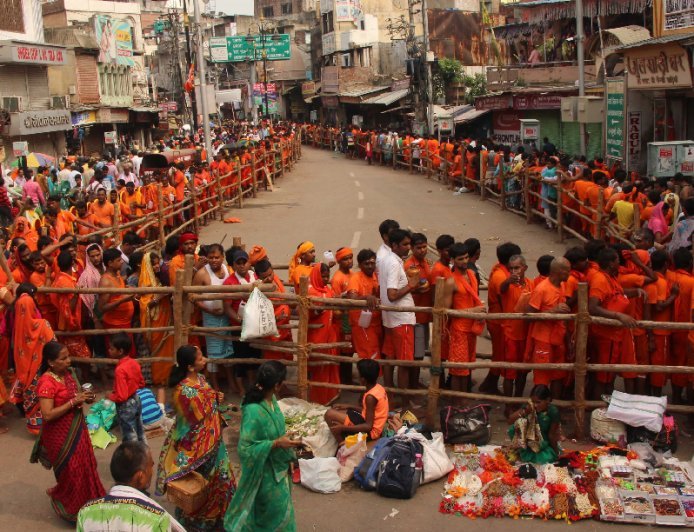 Varanasi: श्रावण के प्रथम दिन बाबा विश्वनाथ के दरबार में उमड़ा श्रद्धालुओं का सैलाब, 'बोल बम' और 'हर-हर महादेव' से गूंजी काशी