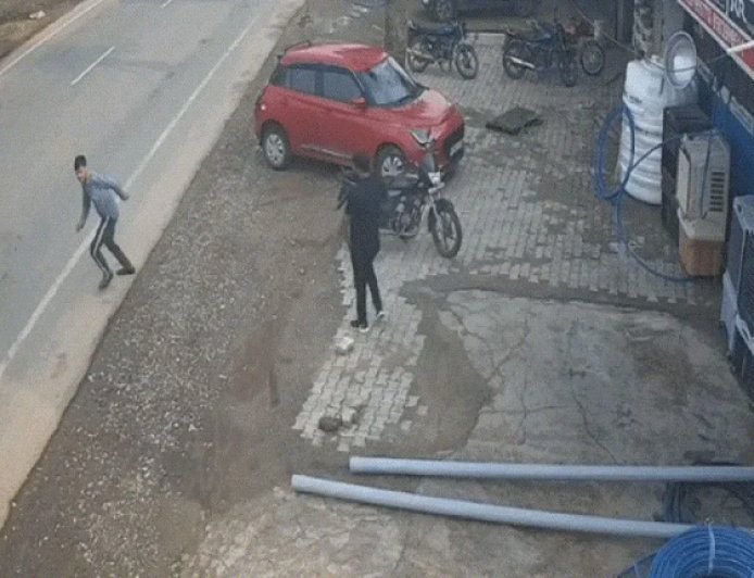 Nuh Road Accident: नूंह के छारोड़ा में बेकाबू कार ने मचाया तांडव, टाइल खरीदने आए युवक की मौत, 3 घायल