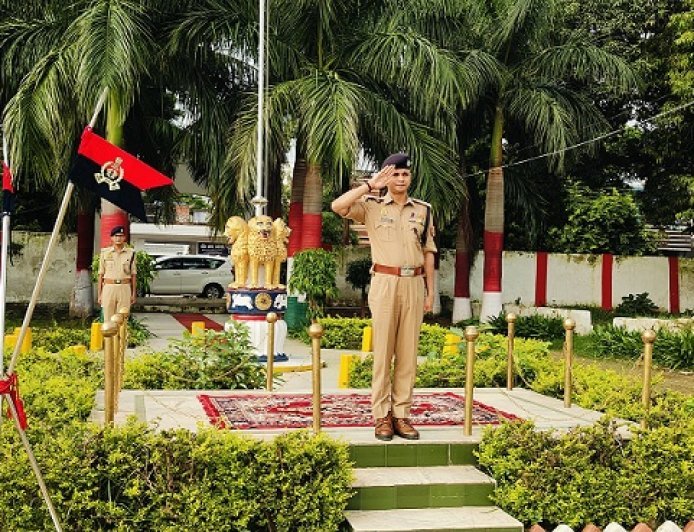 Hardoi: एसपी ने शुक्रवार परेड का किया निरीक्षण, डायल-112 व क्वार्टर गार्ड की व्यवस्थाएं परखी