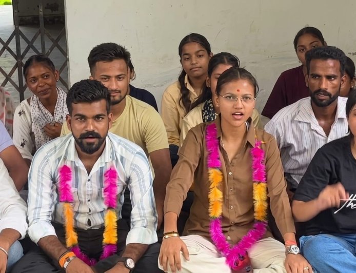 Bazpur: राजकीय महाविद्यालय में सब्जेक्ट बढ़ाने की मांग को लेकर छात्रा गुनगुन और छात्र रोहित भूख हड़ताल पर बैठे 
