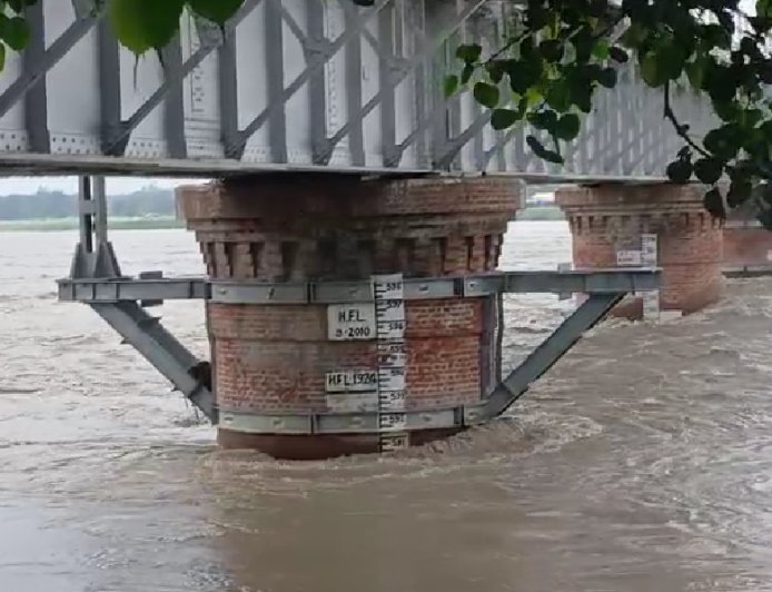 Sambhal: रौद्र रूप में गंगा- सम्भल के राजघाट पर खतरे के निशान से ऊपर बह रही धारा, किसानों की बढ़ी चिंता