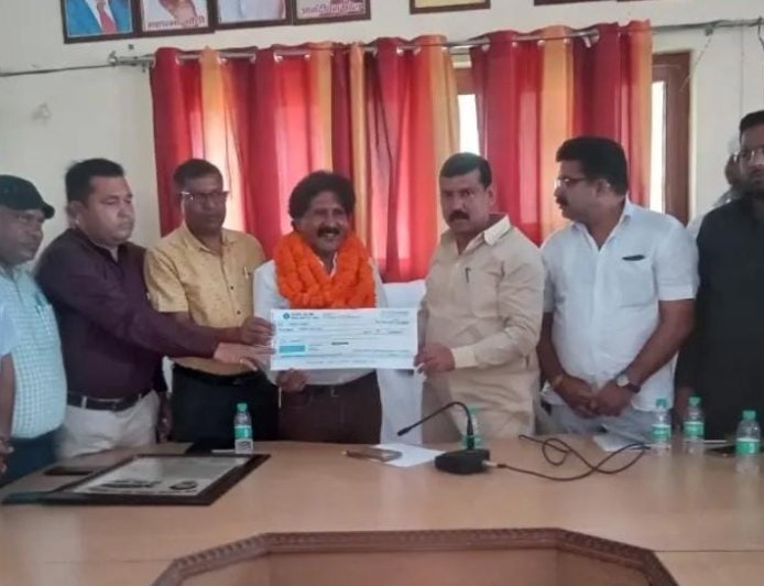 देवबंद नगर पालिका में वरिष्ठ लिपिक मोहम्मद अकबर का भावभीनी विदाई समारोह आयोजित