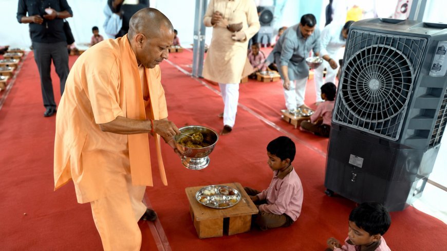 मुख्यमंत्री ने अपने हाथों से बच्चों को परोसा भोजन, किताब-कॉपी पाकर खिल उठे नौनिहालों के चेहरे 