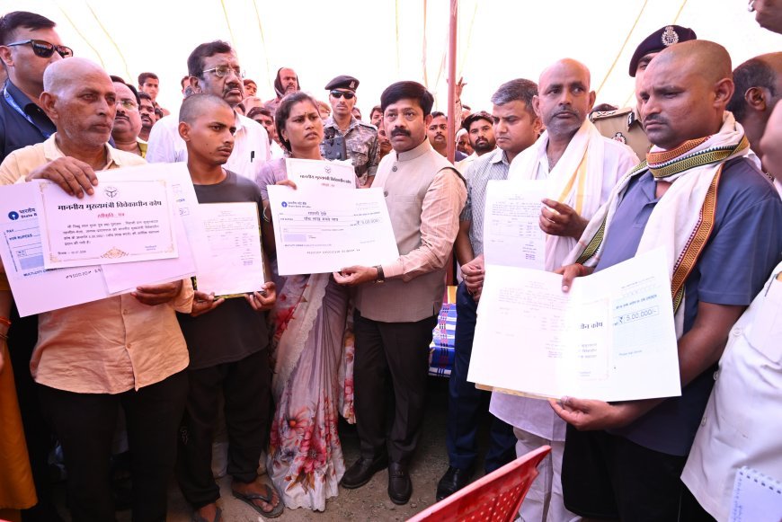 मेजा तिहरे हत्याकांड के पीड़ित परिवार से मिले मंत्री नंदी, सौंपा 15 लाख का चेक और जमीन के पट्टे