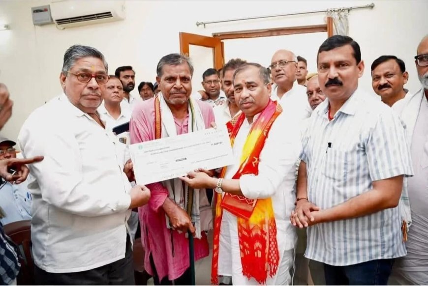 देवबंद नगर पालिका की बड़ी पहल: सेवानिवृत्त कर्मचारियों को मिला 1 करोड़ से अधिक का लंबित भुगतान, राज्यमंत्री कुंवर बृजेश सिंह ने बांटे चेक