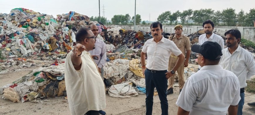 बसंतपुर एमआरएफ प्लांट पहुंचे डीएम, कूड़े का अंबार देख अधिकारियों को लगाई फटकार