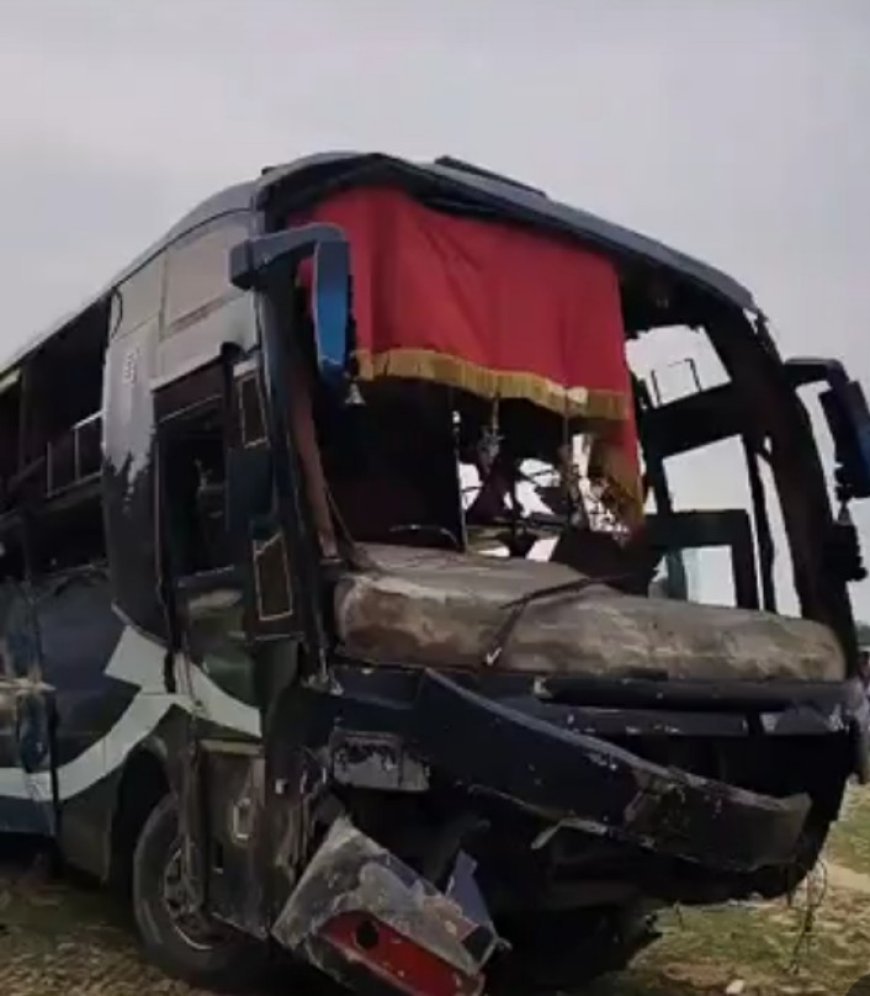 Ganga Expressway Accident: हरदोई में गंगा एक्सप्रेसवे पर 20 फीट नीचे गिरी स्लीपर बस, 50 यात्री घायल, 12 गंभीर