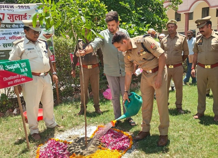 जिलाधिकारी व पुलिस अधीक्षक ने किया वृक्षारोपण, पर्यावरण संरक्षण का दिया संदेश