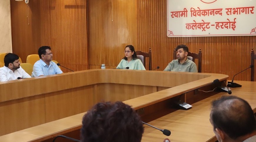 डीएम अनुनय झा ने कृषि योजनाओं की समीक्षा की, किसानों को समयबद्ध लाभ देने के निर्देश