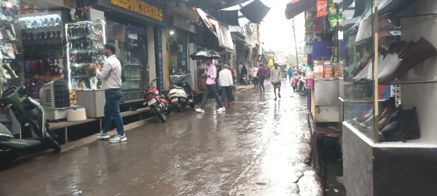सम्भल में बदला मौसम का मिजाज, बारिश की दस्तक से मिली राहत; बोले जावेद कमाल- ऊपर वाले का GOD गिफ्ट है ये पानी