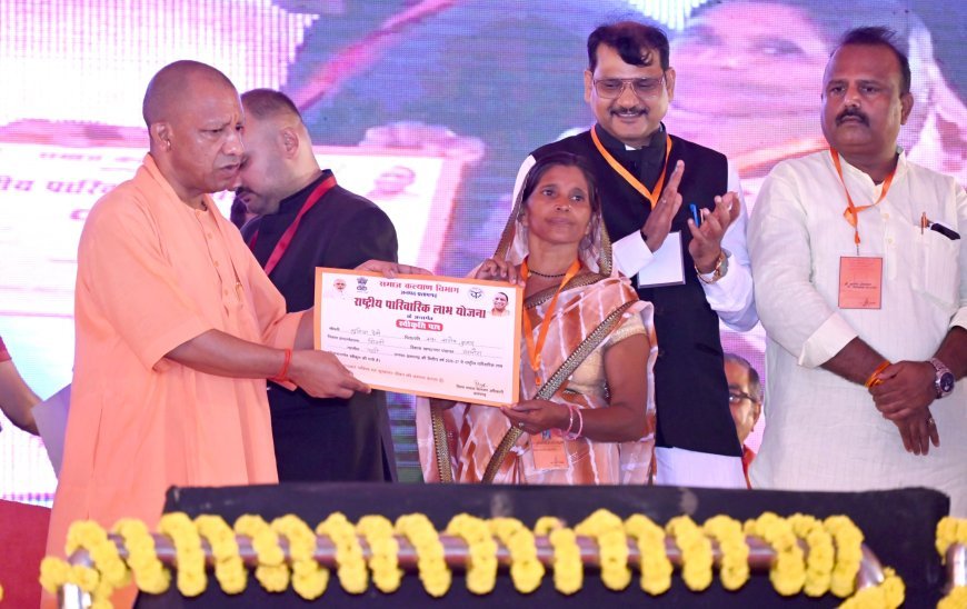 मुख्यमंत्री के हाथों योजनाओं का लाभ पाकर खिले लाभार्थियों के चेहरे 