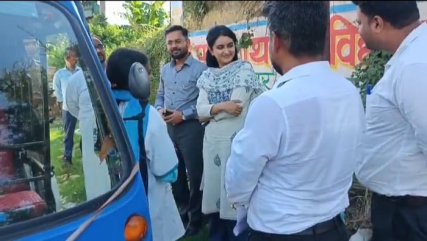 Sitapur News: खैराबाद में महिलाओं ने लिया ई-रिक्शा चलाने का प्रशिक्षण, सीडीओ डॉ. दीक्षा जोशी ने बांटे सर्टिफिकेट