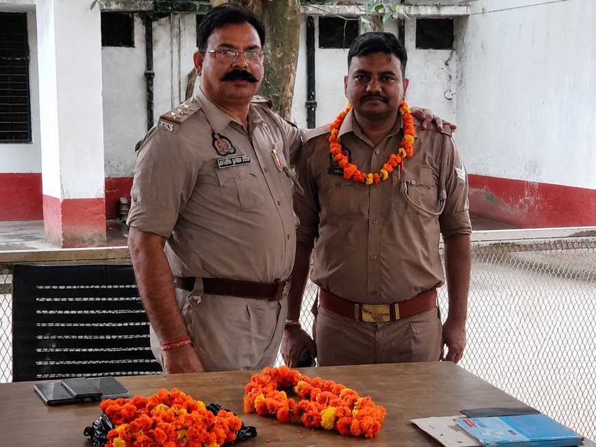Sitapur Police News: मानपुर थाने में हेड कांस्टेबल अरविंद चौरसिया को दी गई भावभीनी विदाई, थानाध्यक्ष ने किया सम्मानित