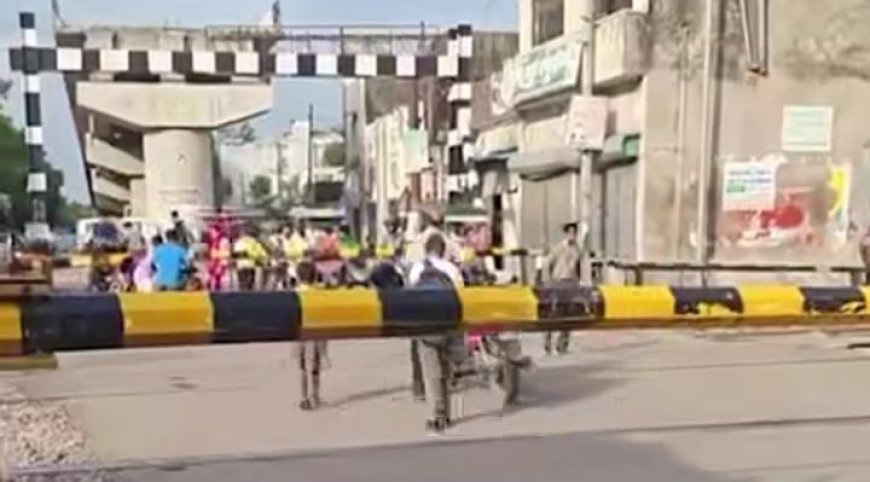 Sitapur Railway Crossing Danger: स्कूल पहुंचने की होड़ में जान जोखिम में डाल रहे बच्चे, बंद फाटक के नीचे से पार कर रहे पटरी