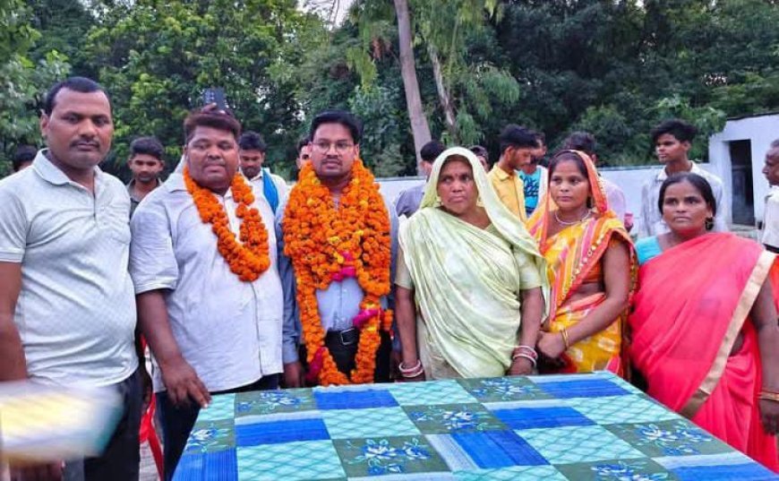 UPPSC Success Story: सीतापुर के किसान के बेटे नीरज गौतम बने फार्मेसी प्रवक्ता, रेउसा में निकला भव्य रोड शो