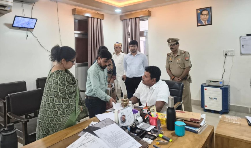 सीतापुर जिलाधिकारी का महोली तहसील में औचक निरीक्षण, रजिस्टरों में मिली कमियों पर अफसरों को फटकार
