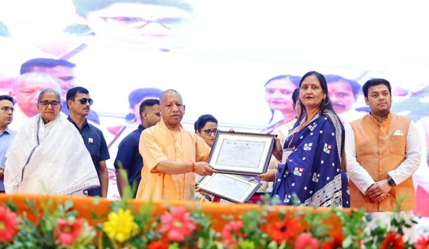 सीएम योगी ने स्वच्छ व हरित विद्यालयों के प्रधानाचार्यों/प्रधानाध्यापकों का किया सम्मान , बच्चों का बढ़ाया उत्साह