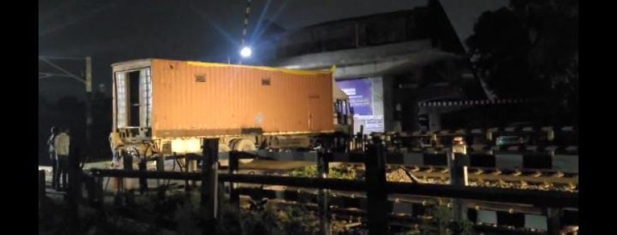 सीतापुर में रेलवे ट्रैक पर खराब हुआ भारी ट्रक, गेटमैन की सतर्कता से टला भीषण रेल हादसा