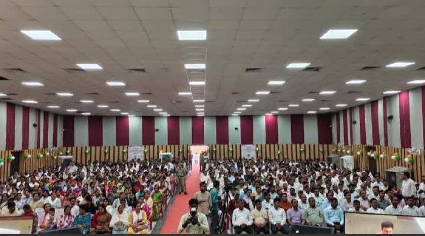 सीतापुर में 'मुख्यमंत्री शिक्षक कैशलेस चिकित्सा योजना' का जिला स्तरीय शुभारंभ, 31 शिक्षकों को मिले हेल्थ कार्ड
