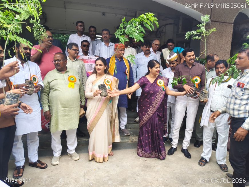 अंबेडकरनगर में वन स्टॉप सेंटर पहुंचीं अपर्णा यादव, पीड़ित महिलाओं और बच्चों का जाना हाल, बांटी बेबी किट
