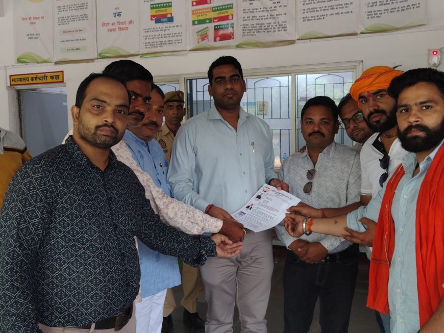 हाथरस में राष्ट्रीय अधिकार मोर्चा का प्रदर्शन: धार्मिक प्रतीकों के राजनीतिक इस्तेमाल पर राष्ट्रपति के नाम सौंपा ज्ञापन