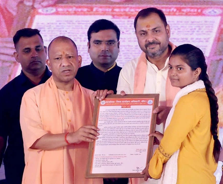 मुख्यमंत्री ने दो महिलाओं को आंगनबाड़ी सहायिका पद के लिए दिए नियुक्ति पत्र 