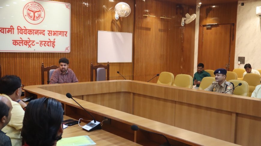 स्कूल वाहनों की सुरक्षा पर सख्त हुए डीएम अनुनय झा, मानकों का पालन न करने पर होगी कार्रवाई