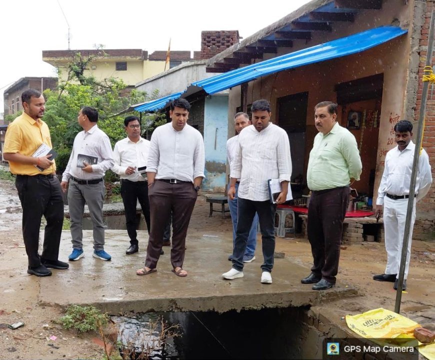 हाथरस में जलभराव रोकने के लिए सड़कों पर उतरे डीएम अतुल वत्स, नालों की सफाई और अतिरिक्त पंप लगाने के दिए निर्देश