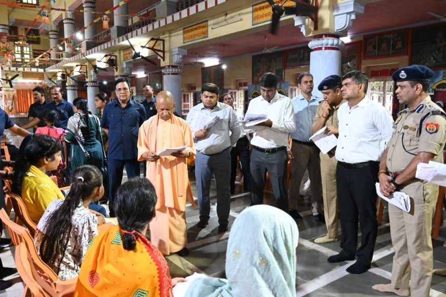 जनसेवा सर्वोपरि : प्रतिकूल मौसम में भी सीएम योगी ने किया जनता दर्शन, लोगों से बोले सीएम - घबराइए मत, सबकी होगी भरपूर मदद