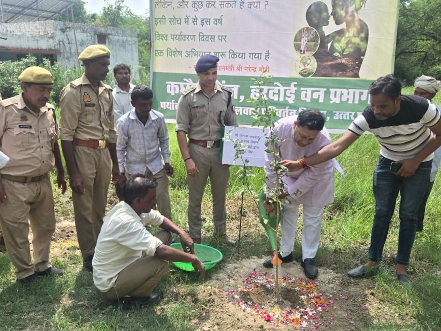 Hardoi News: हरदोई में एक पेड़ मां के नाम अभियान के तहत एमएलसी अशोक अग्रवाल ने किया पौधारोपण