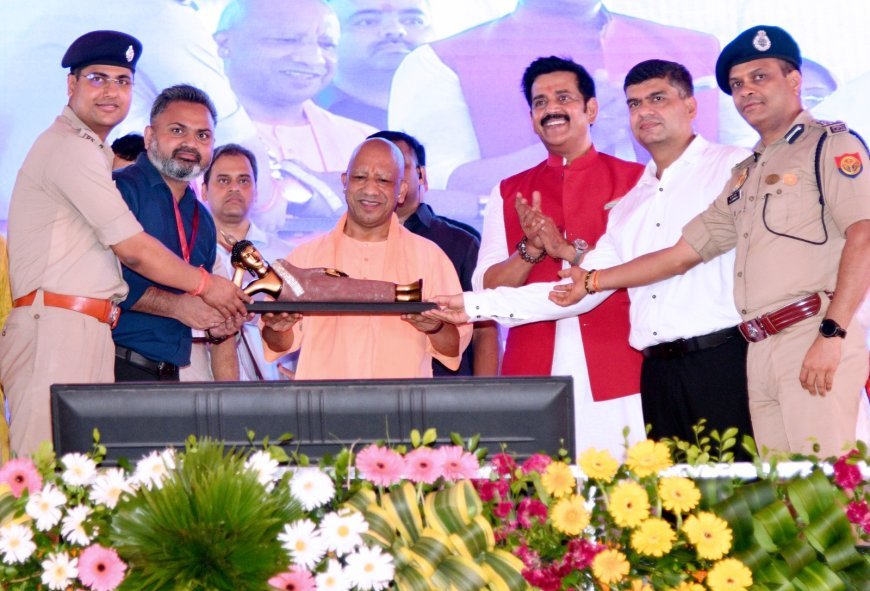 Kushinagar News: कुशीनगर को सीएम योगी ने दी 525 करोड़ की सौगात, विपक्ष पर साधा तीखा निशाना