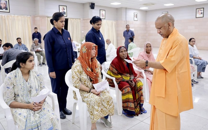 सीएम योगी ने किया 'जनता दर्शन', हर पीड़ित की समस्या सुन समाधान के लिए दिए निर्देश