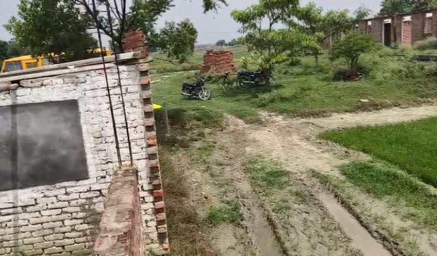 बलिया में भूमि विवाद को लेकर गरमाया माहौल,प्रशासन की पैमाइश के बाद एक पक्ष निर्माण करा रहा है तो दूसरा पक्ष इसे अवैध बताया- 