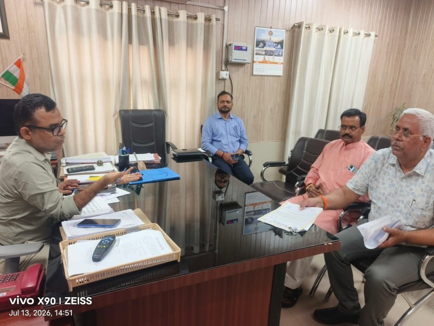 सीतापुर में थम गया प्रशासन और विकास हिंदू के बीच का विवाद: जेई की माफी के बाद संगठन ने वापस ली भूख हड़ताल की चेतावनी
