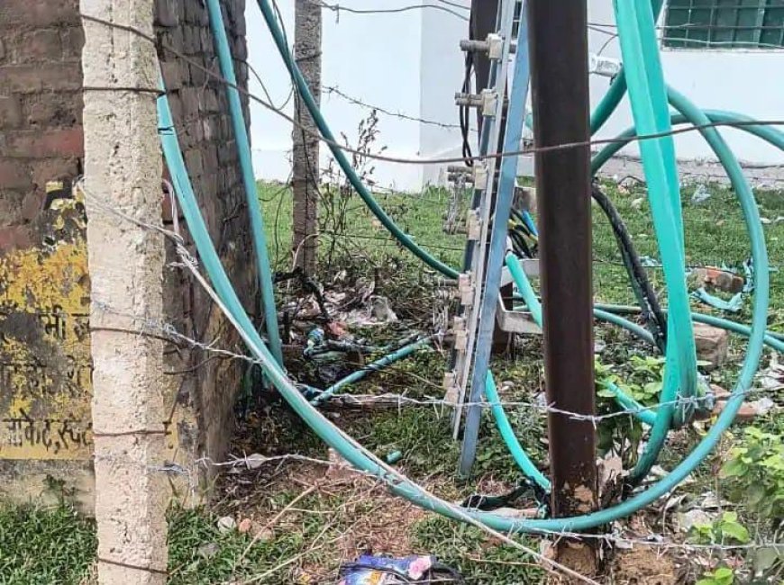 सीतापुर के रहिमाबाद गांव में चार दिनों से बिजली गुल: जर्जर केबल जलने से ग्रामीण परेशान, विभाग ने दिया जल्द बहाली का भरोसा