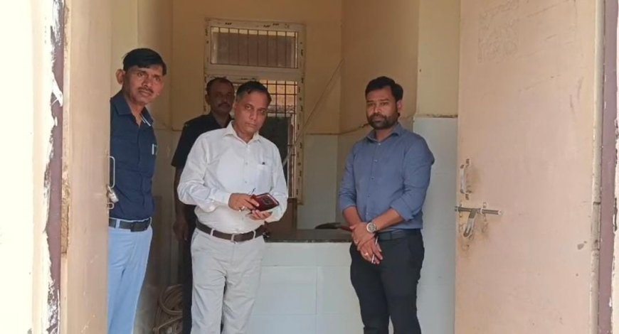 हाथरस में सीएमओ का सासनी सीएचसी पर औचक छापा: गैरहाजिर मिले कर्मचारियों के वेतन पर रोक, व्यवस्था सुधारने के सख्त निर्देश