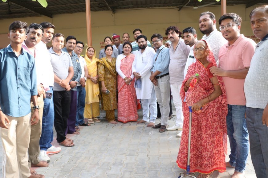हाथरस में वृद्धाश्रम पहुंचीं पालिकाध्यक्ष श्वेता चौधरी: बुजुर्गों के साथ गाया हरिनाम संकीर्तन, सेवा और सम्मान का दिया संदेश