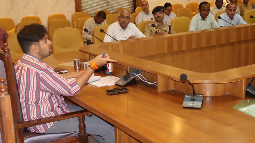 जिला सड़क सुरक्षा समिति की बैठक में डीएम अनुनय झा सख्त, ब्लैक स्पॉट सुधार और हाईवे पर ई-रिक्शा संचालन रोकने के निर्देश