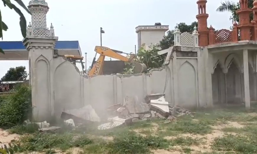 कब्रिस्तान की ज़मीन पर बनी ईदगाह पर चला प्रशासन का एक्शन, ग्रामीणों ने जताया विरोध; तहसीलदार बोले- मूल स्वरूप होगा बहाल