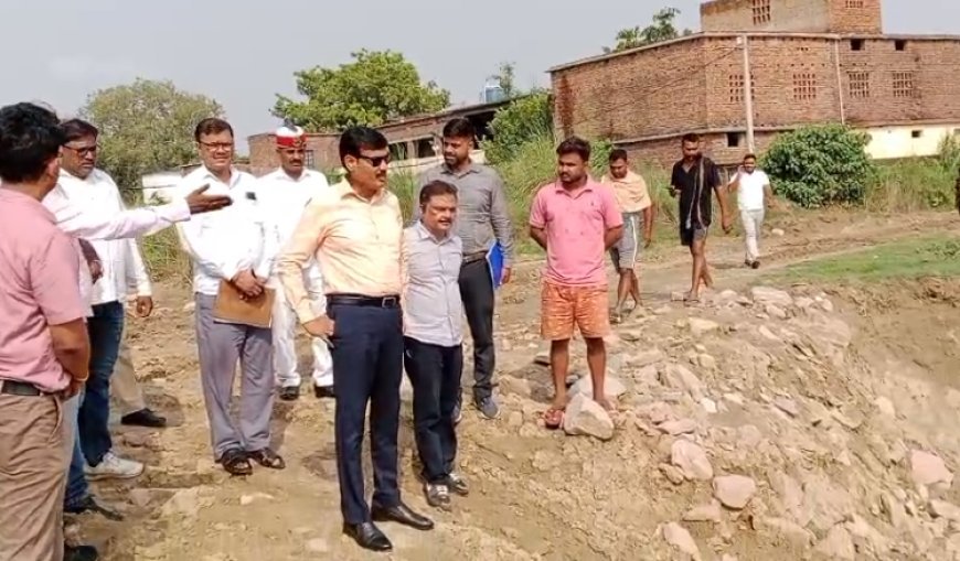 Ballia: दुबे छपरा में बाढ़ ठोकर निर्माण का डीएम ने किया निरीक्षण, 24 जुलाई तक कार्य पूरा करने के निर्देश