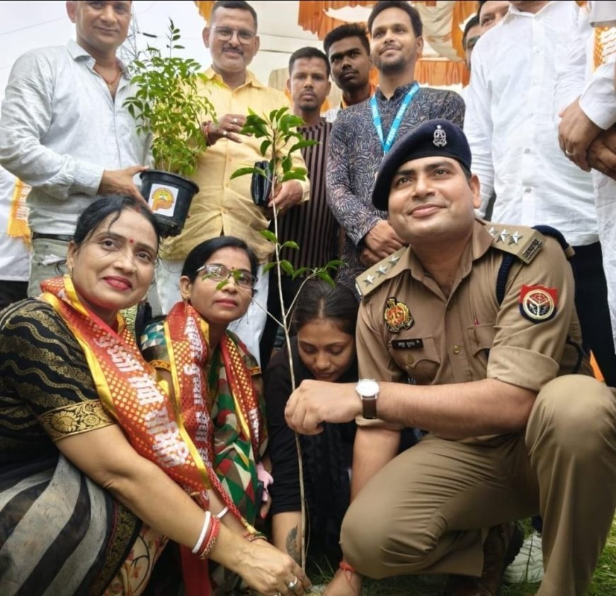 सीतापुर में 'एक पेड़ मां के नाम' अभियान की धूम: सीओ सिटी कपूर कुमार ने किया पौधारोपण, पर्यावरण बचाने की अपील