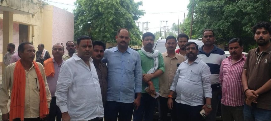 सीतापुर के मिश्रिख पावर हाउस पर फूटा जनता का गुस्सा: सांसद प्रतिनिधि के नेतृत्व में घेराव, अवैध वसूली और फर्जी रिपोर्ट का आरोप