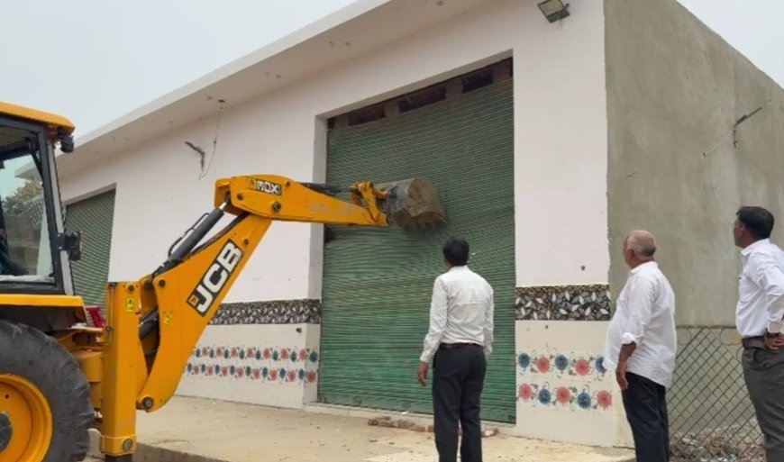 सम्भल में सरकारी जमीन से अवैध कब्जा मुक्त: मजार और इमामबाड़े पर चला बुलडोजर