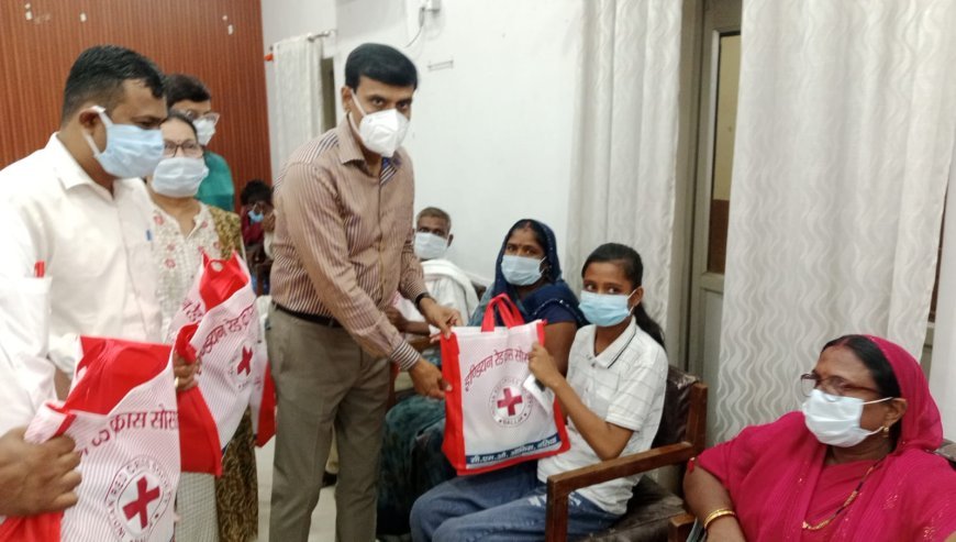 Ballia TB Mukt Abhiyan: बलिया में जिलाधिकारी ने टीबी मरीजों को बांटी पोषण पोटली, क्षय उन्मूलन में जिला यूपी में पांचवें स्थान पर
