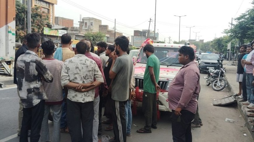 Hathras: बोलेरो ने वेगनर में मारी टक्कर दोनों गाड़ी क्षतिग्रस्त
