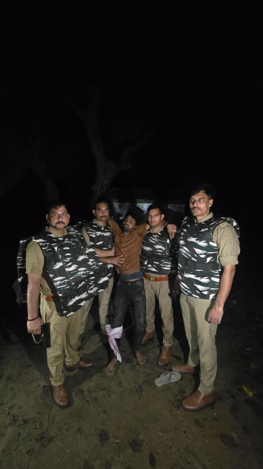 Ballia Police Encounter: बलिया में पुलिस और अंतरराज्यीय वाहन चोरों के बीच मुठभेड़, एक बदमाश के पैर में लगी गोली, 5 गिरफ्तार